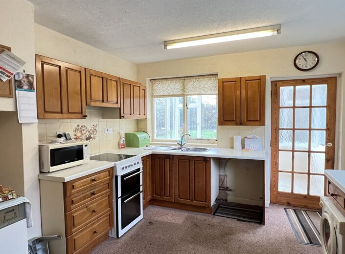 2 Cloverdale Drive, Preston On Wye, Herefordshire, HR2 9JU - photo 6