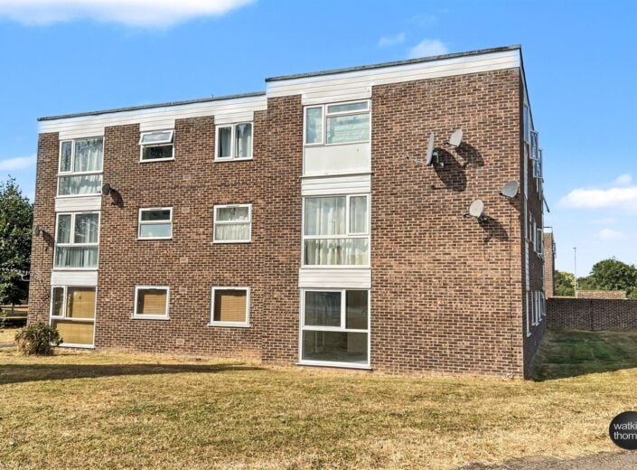 51 Crest Court, Bobblestock, Hereford, HR4 9QD